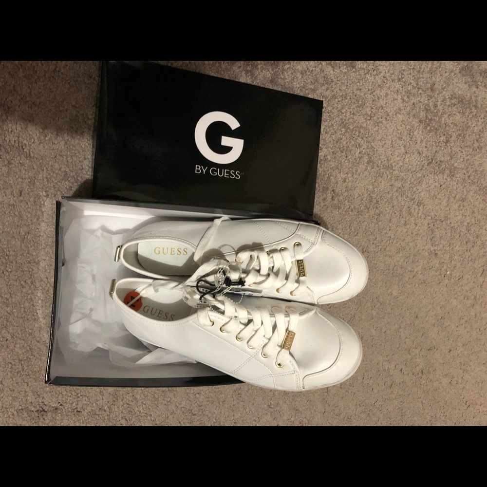 Tennis shoes
